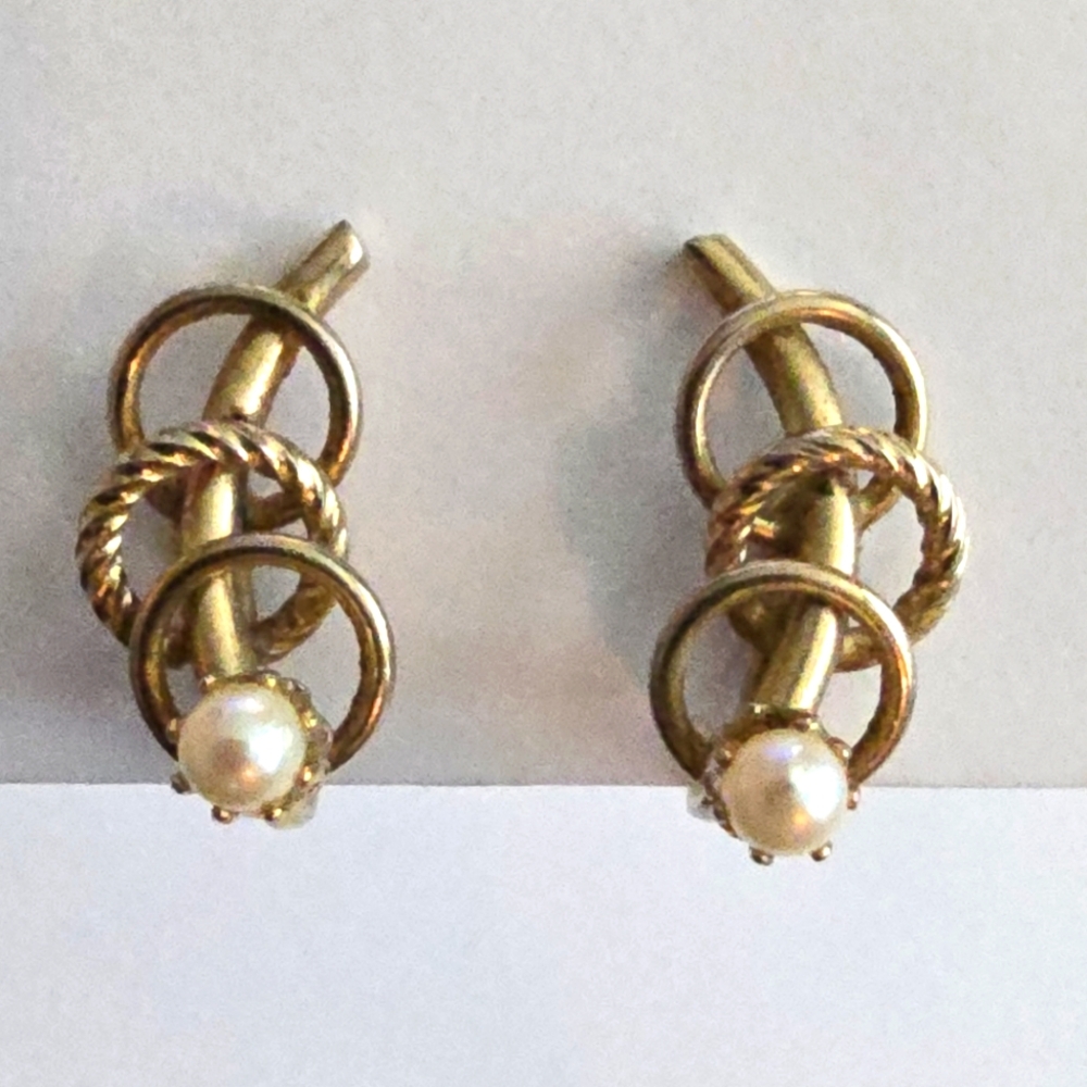 Vintage earrings white pearl gold tone screwback circles design